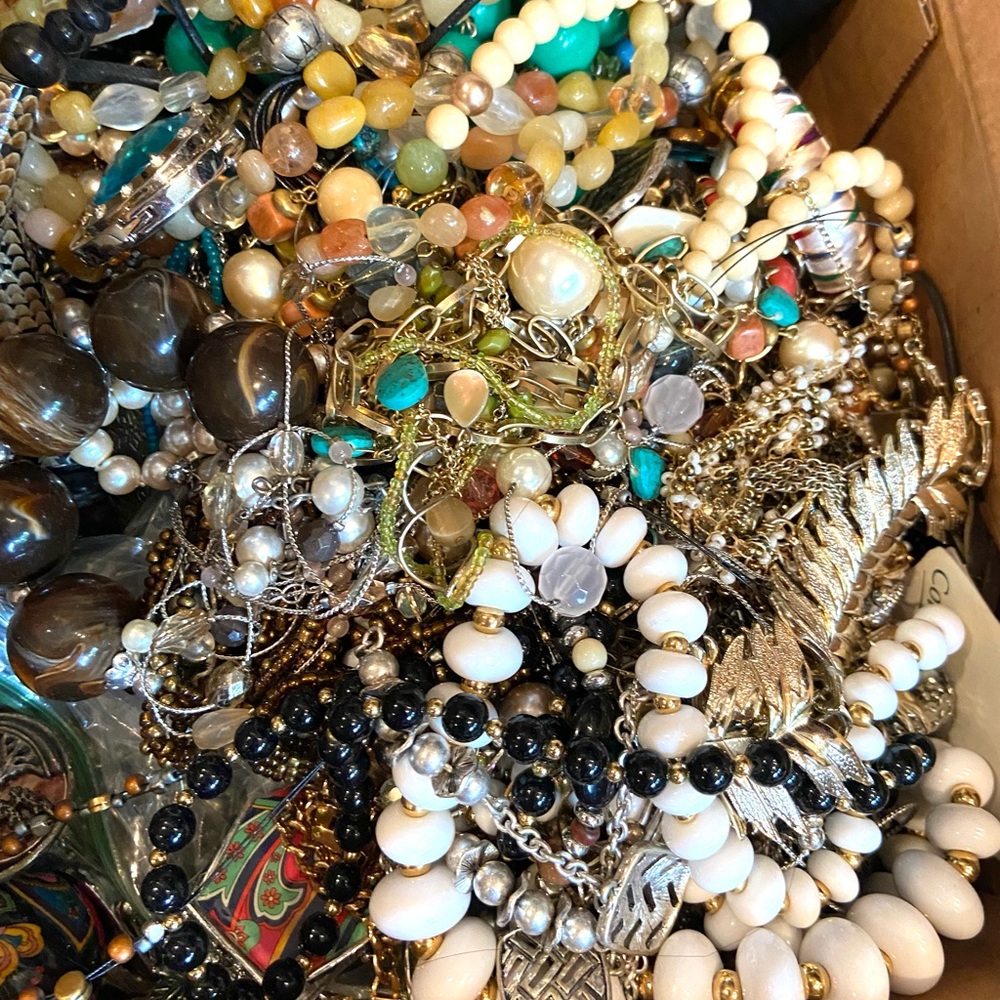 2 LBS Wearable Jewelry Lot Mystery Grab Bag Costume Vintage - Mod Pounds Bulk - Picture 8 of 9
